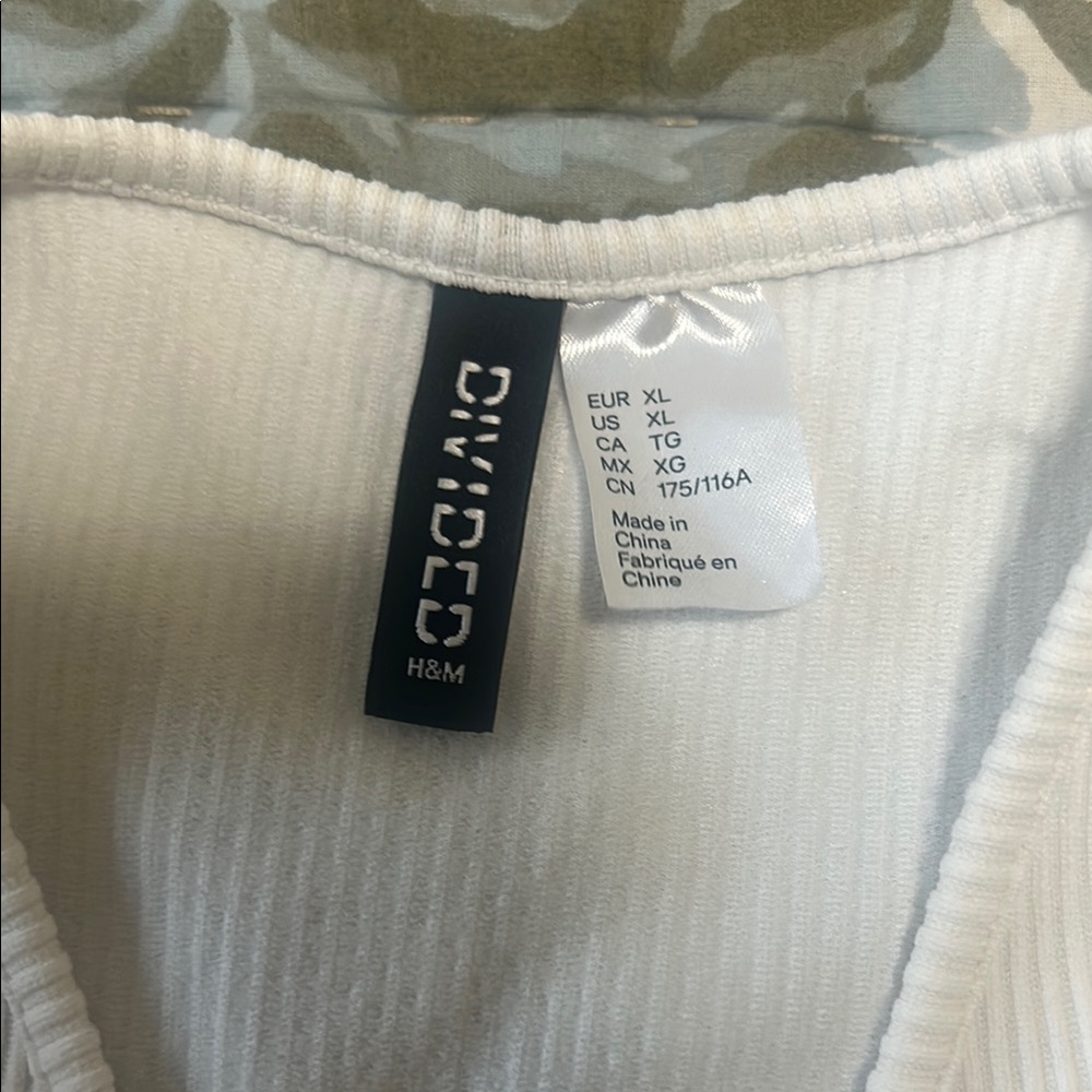 H&M White Ribbed Ruched V-Neck Top - Picture 2 of 3